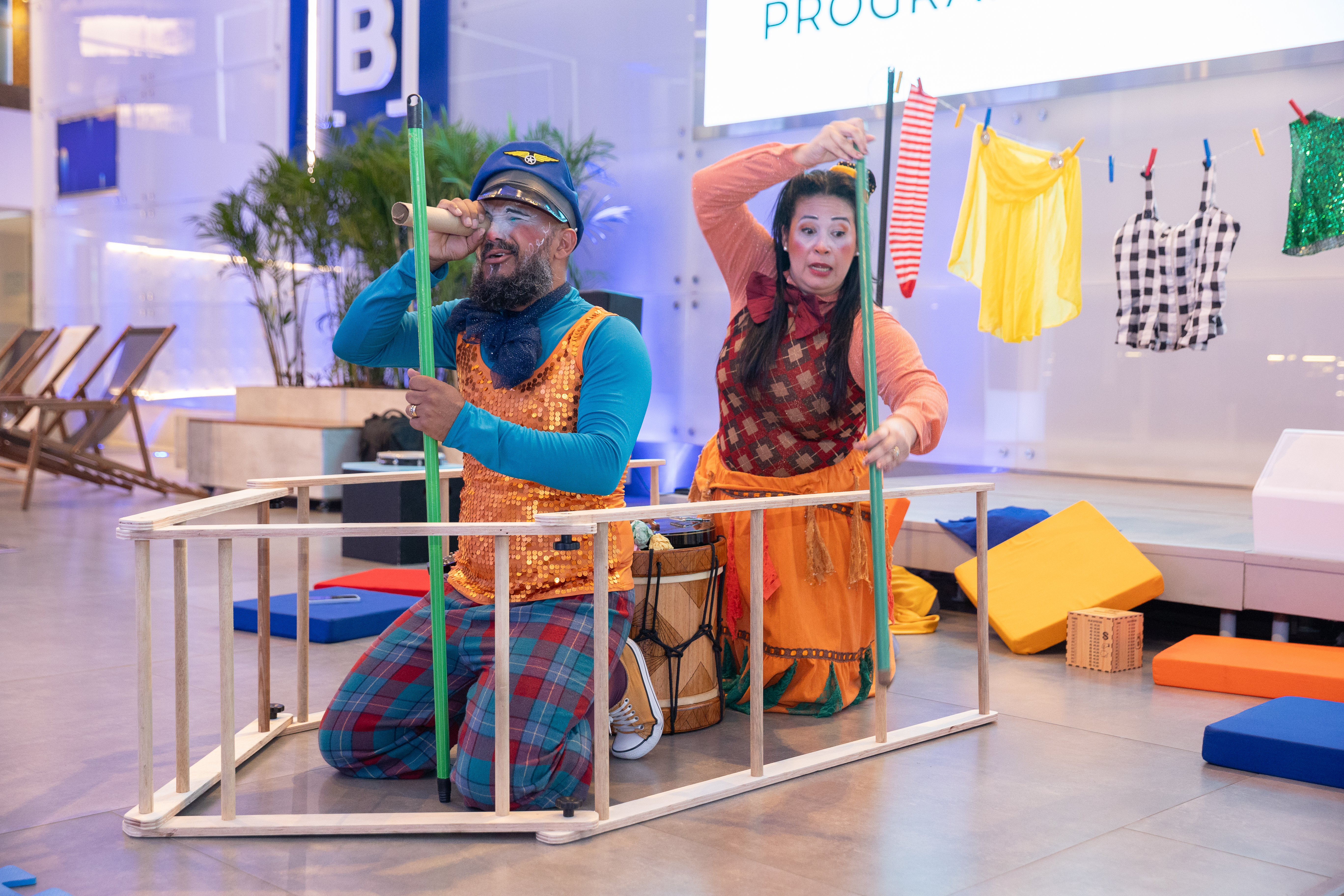 Mulher contando uma história para crianças