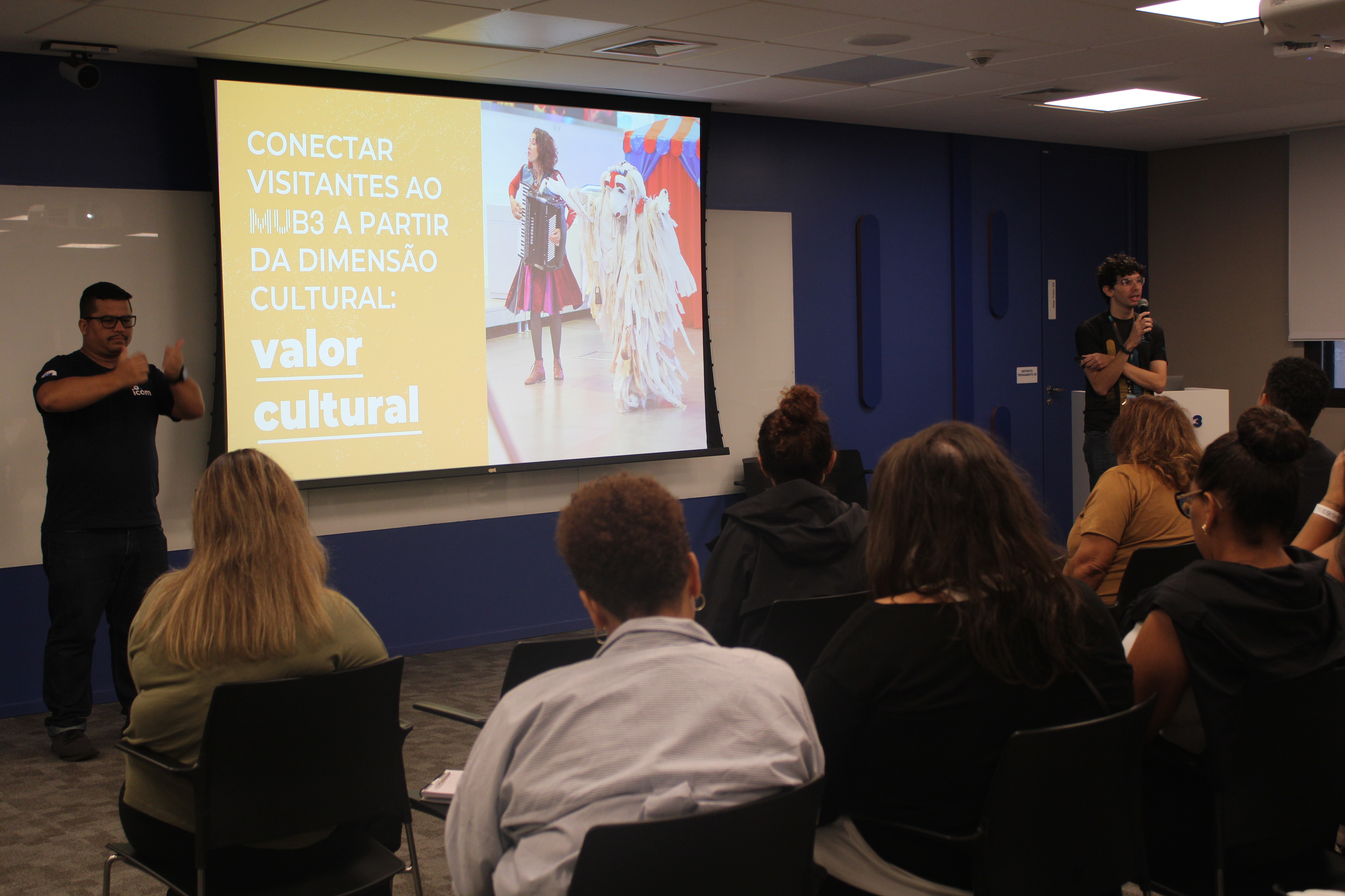 Homem ministrando uma palestra