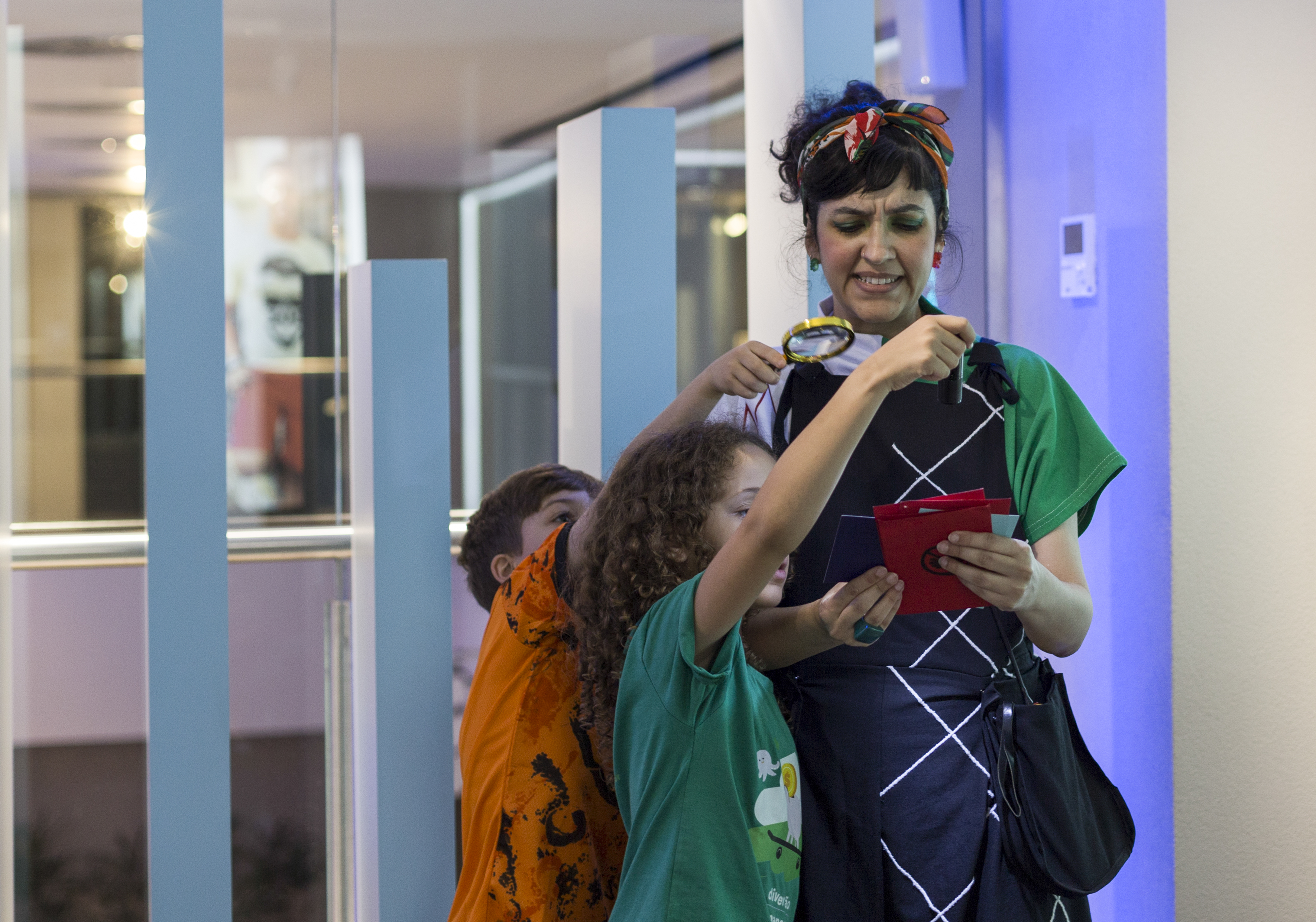 Crianças em uma visita-jogo