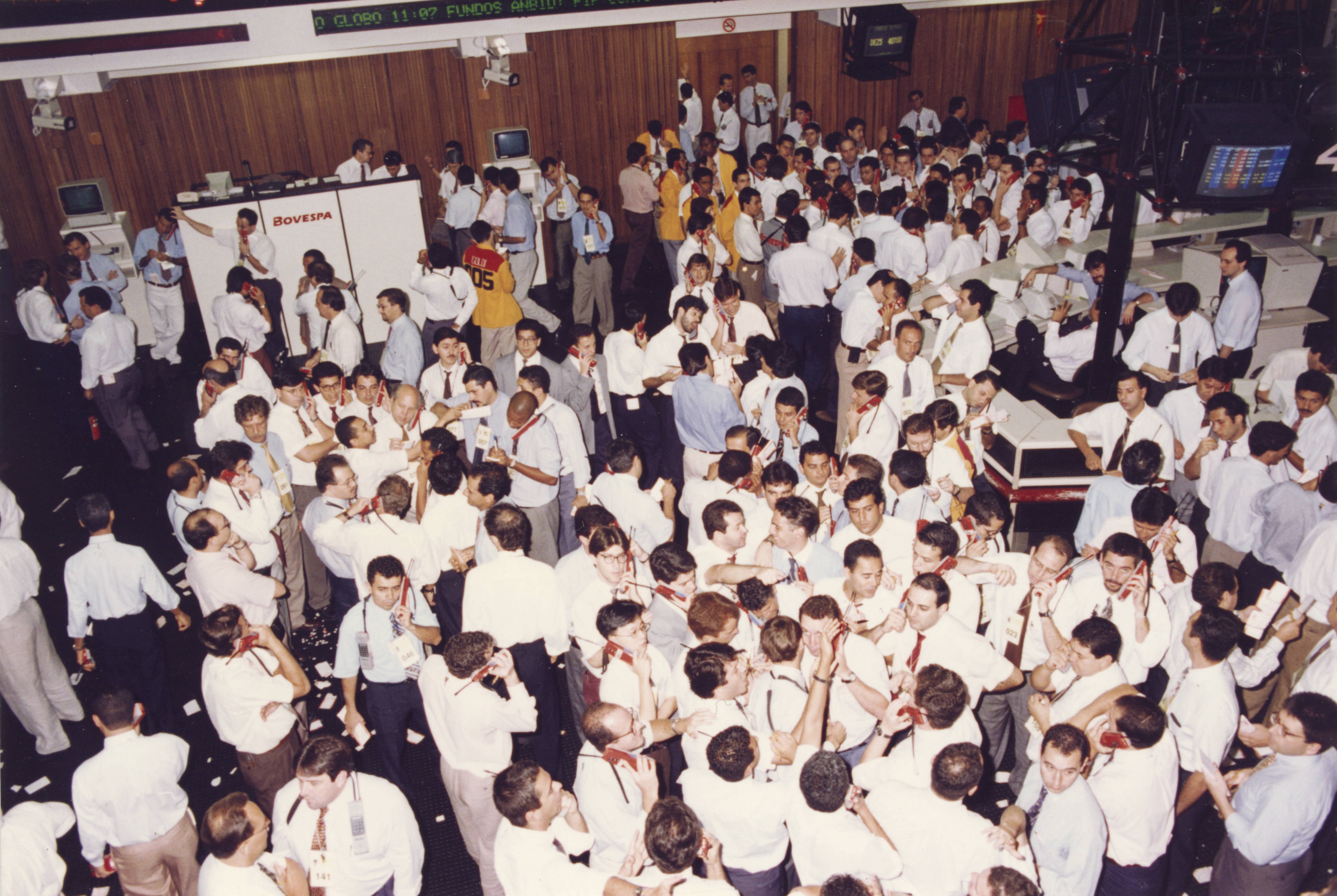 Visitantes visitando o museu